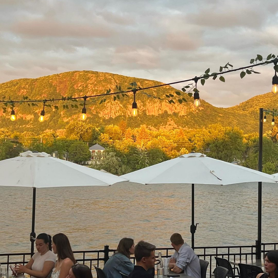 Terrasse du Restaurant Janick au coucher du soleil, vue sur la rivière Richelieu et le Mont Saint-Hilaire